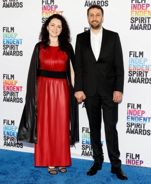 Santa Monica, California - 4 Mart 2023: Lena Rozvadovska ve Azad Safarov 2023 Film Bağımsız Ruh Ödülleri 'ne katıldılar