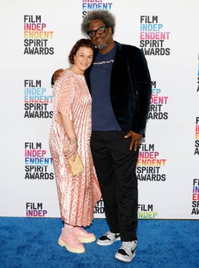 Santa Monica, California - 04 Mart 2023: Melissa Bell ve W. Kamau Bell 2023 Film Bağımsız Ruh Ödülleri 'ne katıldılar.