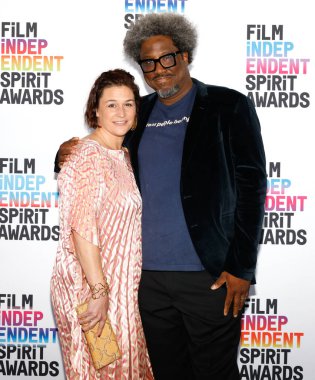 Santa Monica, California - 04 Mart 2023: Melissa Bell ve W. Kamau Bell 2023 Film Bağımsız Ruh Ödülleri 'ne katıldılar.