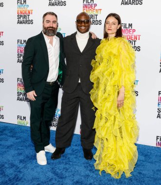 Santa Monica, California - 4 Mart 2023: Barry Jenkins (C) ve konukları 2023 Film Bağımsız Ruh Ödülleri 'ne katıldılar