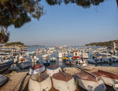 Hırvatistan 'ın Hvar adasındaki Hvar kasabasının güzel manzarası Eylül 2016' da Hvar 'da.
