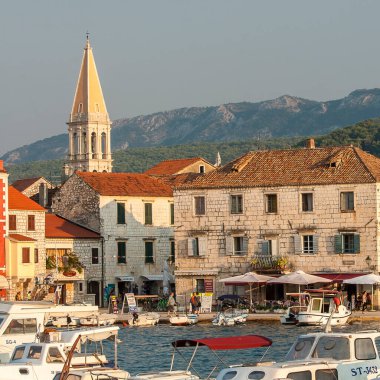 Hırvatistan 'ın Hvar adasında yer alan küçük bir kasaba olan Stari Grad, Ağustos 2016' da Stari Grad 'da görülüyor..