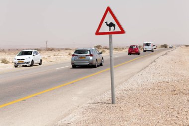 NAGEV, ISRAEL - CIRCA MAYIS 2018: Nagev Çölü boyunca yol manzarası Mayıs 2018.