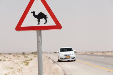 NAGEV, ISRAEL - CIRCA MAYIS 2018: Nagev Çölü boyunca yol manzarası Mayıs 2018.