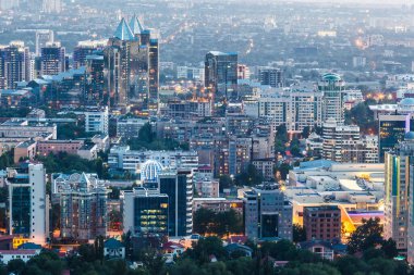 ALMATY, KAZAKHSTAN - CIRCA HAZİRAN 2017: Kazakistan 'daki Almaty şehrinin bir panoraması Haziran 2017' de Almaty 'de.