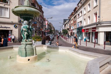 BeaUVAIS, FRANCE - CIRCA EPTEMBER 2014: Beauvai şehrinin sokaklarından biri