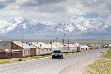 SARY-TASH, KYRGYZSTAN - CIRCA HAZİRAN 2017: Sary-Tash 'a bir köy ve Osh Bölgesi Alay Vadisi' ndeki büyük kavşak noktası, Kırgızistan yaklaşık Haziran 2017, Sary-Tash.