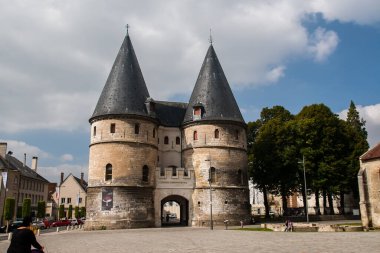 BeaUVAIS, FRANCE - CIRCA EPTEMBER 2014: Beauvai şehrinin sokaklarından biri