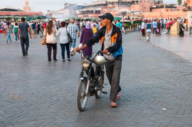 MARRAKECH, MOROCCO - CIRCA EPTEMBER 2014: Marakeş sokakları Eylül 2014 civarı Marakeş 'te.