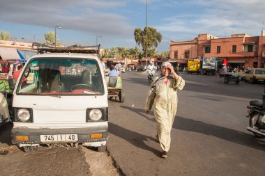 MARRAKECH, MOROCCO - CIRCA EPTEMBER 2014: Marakeş sokakları Eylül 2014 civarı Marakeş 'te.