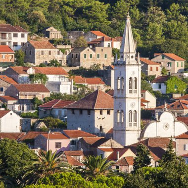 Hırvatistan 'ın Hvar adasındaki Jelsa kasabasının güzel manzarası.