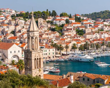 Hırvatistan 'ın Hvar adasındaki Hvar kasabasının güzel manzarası Ağustos 2016' da Hvar 'da.