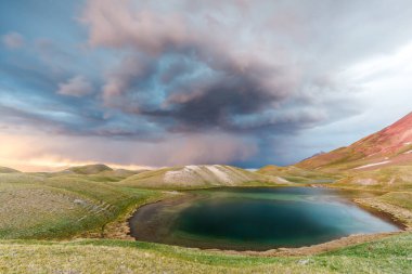 Kırgızistan 'da fırtınada Tulpar Kul Gölü' nün güzel manzarası