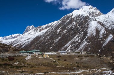 MACHHERMO, NEPAL - CIRCA ECTOBER 2013: Machhermo köylerinden Himalayaların manzarası Ekim 2013 'te Machhermo' da.