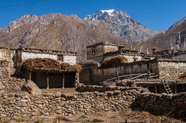 PURANG, NEPAL - CIRCA NOVEMBER 2013: Kasım 2013 'te Purang' da Muktinath çevresindeki Purang köyünün manzarası.