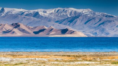 Tacikistan, Pamir 'deki Karakul gölünün güzel manzarası