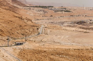 NAGEV, ISRAEL - CIRCA MAYIS 2018: Nagev Çölü boyunca yol manzarası Mayıs 2018.