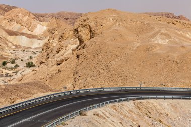 İsrail 'deki Negev Çölü' nden geçen yol manzarası.