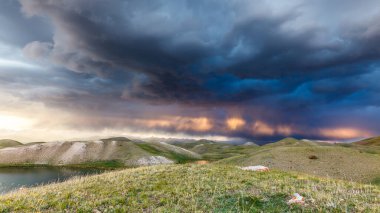 Kırgızistan 'da fırtınada Tulpar Kul Gölü' nün güzel manzarası