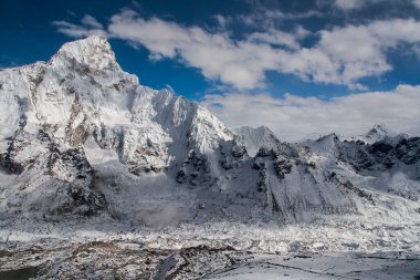 KALA PATTHAR, NEPAL - CIRCA ECTOBER 2013: Kala Patthar 'dan Everest ve Nuptse manzarası Ekim 2013' te Kala Patthar 'da.