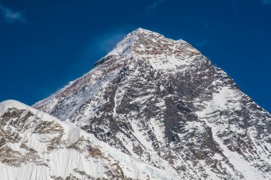 KALA PATTHAR, NEPAL - CIRCA ECTOBER 2013: Ekim 2013 'te Kala Patthar' dan Everest 'e bakış.