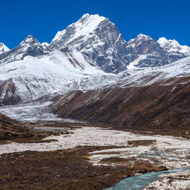 PHERICHE, NEPAL - CIRCA ECTOBER 2013: Pheriche 'de Ekim 2013 dolaylarında Himalayalar' ın (Awi Peak) manzarası.