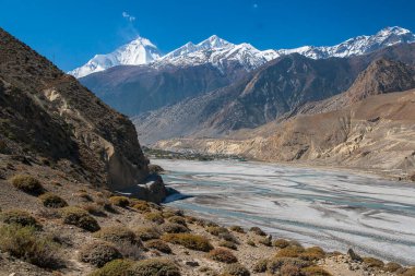 JOMSOM, NEPAL - CIRCA NOVEMBER 2013: Himalayalar (Dhaulagiri) ve Jomsom köyü Kasım 2013 'te Jomsom.