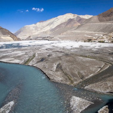 JOMSOM, NEPAL - CIRCA NOVEMBER 2013: Kali Gandaki Nepal ve Hindistan 'da bir nehirdir..
