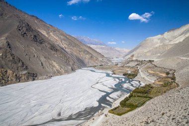 KAGBENI, NEPAL - CIRCA NOVEMBER 2013: Himalayalar 'ın görüntüsü Kasım 2013' te Kagbeni 'de Kagbeni köyünü kuşattı..