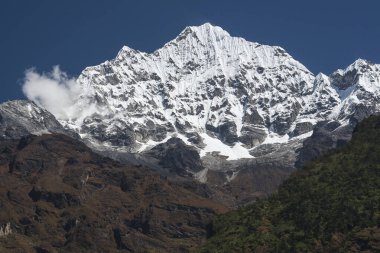 CHHEPLUNG, NEPAL - CIRCA ECTOBER 2013: Chheplung 'dan Namche Bazar' a Ekim 2013 'te Chheplung' da Himalayalar 'a bakış.