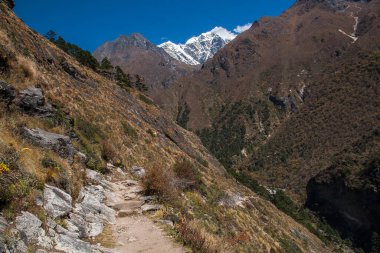 MONG LA, NEPAL - CIRCA ECTOBER 2013: Mong La 'da Ekim 2013' te Phortse Thang 'e giden Himalayaların manzarası.