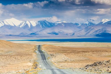 Tacikistan, Pamir 'deki Karakul gölünün güzel manzarası