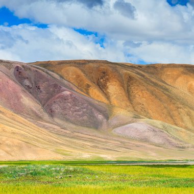 Tacikistan 'da Pamir' de Bulunkul Gölü 'nün güzel manzarası