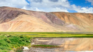 Tacikistan 'da Pamir' de Bulunkul Gölü 'nün güzel manzarası