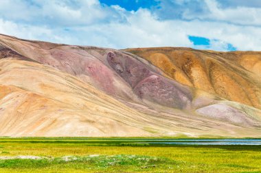 Tacikistan 'da Pamir' de Bulunkul Gölü 'nün güzel manzarası