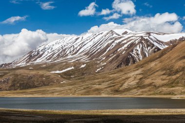 Tacikistan, Pamir 'deki Khargush Gölü' nün güzel manzarası