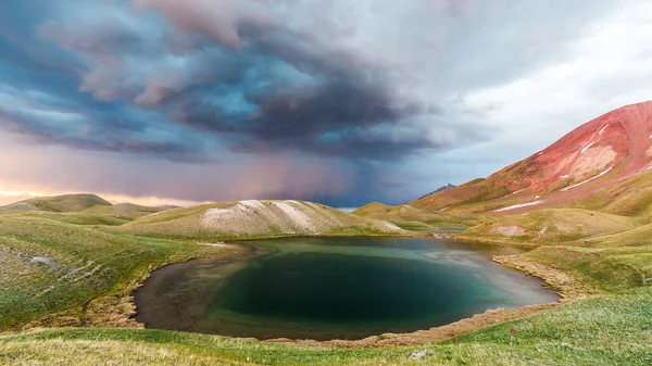 Чудове Видовище Озера Тулпар Кул Киргизстані Під Час Бурі — стокове фото