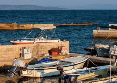 Eylül 2016 'da Hvar adasındaki Sveta Nedilja köyündeki limanda motorlu tekne..