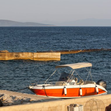 Eylül 2016 'da Hvar adasındaki Sveta Nedilja köyündeki limanda motorlu tekne..