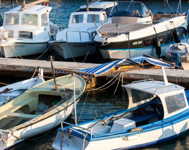 Eylül 2016 'da Hvar adasındaki Sveta Nedilja köyündeki limanda motorlu tekne..