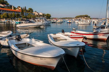 Eylül 2016 'da Hvar adasındaki Sveta Nedilja köyündeki limanda motorlu tekne..