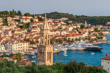 Hırvatistan 'ın Hvar adasındaki Hvar kasabasının güzel manzarası Eylül 2016' da Hvar 'da.