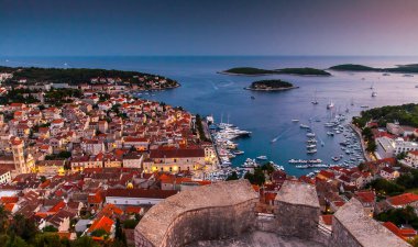 Hırvatistan 'ın Hvar adasındaki Hvar kasabasının güzel manzarası Eylül 2016' da Hvar 'da.