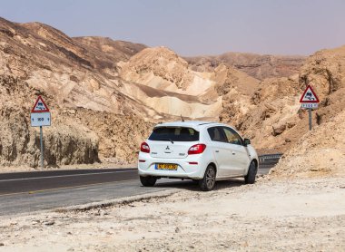 NAGEV, ISRAEL - CIRCA MAYIS 2018: Nagev Çölü boyunca yol manzarası Mayıs 2018.