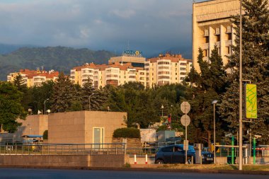 ALMATY, KAZAKHSTAN - CIRCA HAZİRAN 2017: Almaty şehrindeki gökdelenlere bakış.