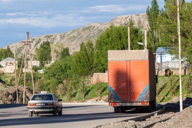 NARYN, KYRGYZSTAN - CIRCA HAZİRAN 2017: Naryn 'de Haziran 2017 sıralarında sokaklar ve şehir manzarası.