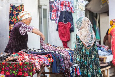 OSH, KYRGYZSTAN - CIRCA JUNE 2017: Kırgızistan 'ın güneyindeki Fergana Vadisi' nde Haziran 2017 'de yer alan Osh caddelerindeki en büyük ikinci şehir.