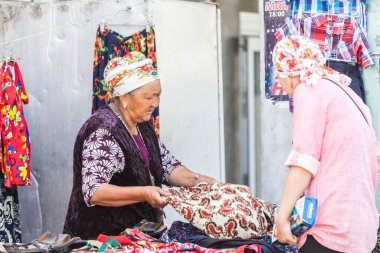 OSH, KYRGYZSTAN - CIRCA JUNE 2017: Kırgızistan 'ın güneyindeki Fergana Vadisi' nde Haziran 2017 'de yer alan Osh caddelerindeki en büyük ikinci şehir.