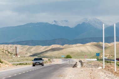 NARYN, KYRGYZSTAN - CIRCA HAZİRAN 2017: Naryn 'de Haziran 2017 sıralarında sokaklar ve şehir manzarası.