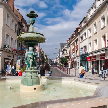 BeaUVAIS, FRANCE - CIRCA EPTEMBER 2014: Beauvai şehrinin sokaklarından biri